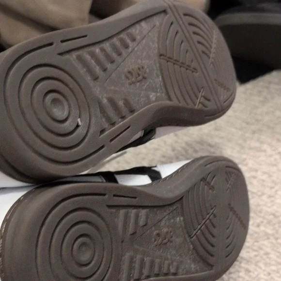 Asics Skyhand White and Black Sneakers Sz 9 - Picture 3 of 4